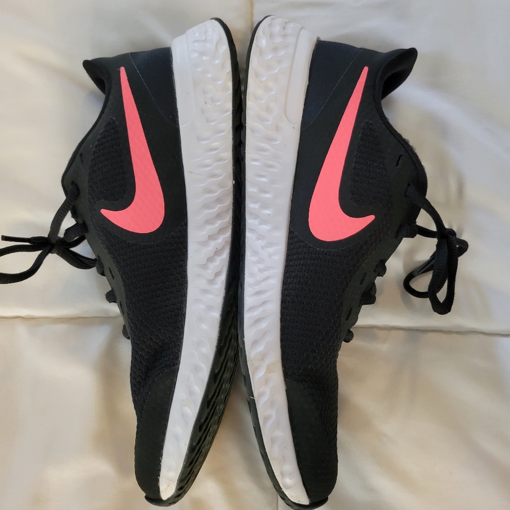 Nike Revolution Youth 7 Sneaker